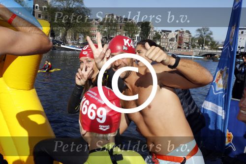 Amsterdam 3 september 2017  
ALS Cityswim in de amsterdamse grachten. Johnny de Mol jr en Rick Brandsteder zemmen met Ralph en Carlijn de Vies en hun kinderen  zoon Daniel en  hun dochter