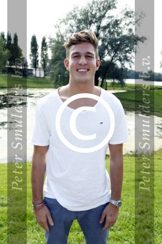 Eiland van Maurik 4 september 2017
Groepsfoto met Nicolette Kluijver en Dennis Weening met Marieke Elsinga, Anouk Hoogendijk, Roeland Fernhout, Niels Gomperts, Carolina Dijkhuizen, Henk Poort, Joelle Witschge, Richard Witschge, Shelly Sterk, Soundos El Ahmadi, Danny Froger, Kaj Gorgels, Nicole Buch en Brace. tijdens de persviewing van Expeditie Robinson 2017 op het Eiland van Maurik