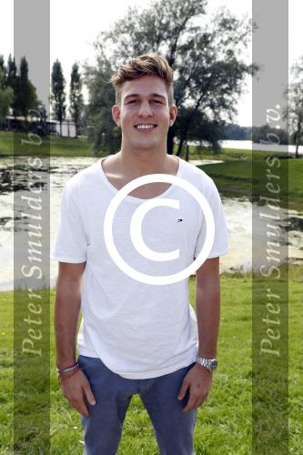 Eiland van Maurik 4 september 2017
Groepsfoto met Nicolette Kluijver en Dennis Weening met Marieke Elsinga, Anouk Hoogendijk, Roeland Fernhout, Niels Gomperts, Carolina Dijkhuizen, Henk Poort, Joelle Witschge, Richard Witschge, Shelly Sterk, Soundos El Ahmadi, Danny Froger, Kaj Gorgels, Nicole Buch en Brace. tijdens de persviewing van Expeditie Robinson 2017 op het Eiland van Maurik