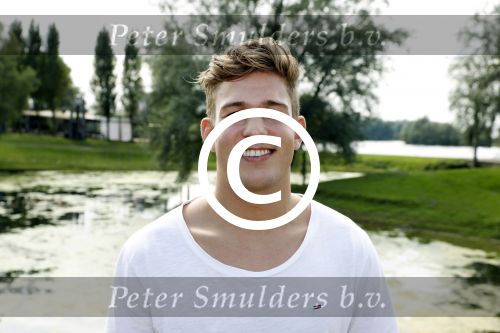 Eiland van Maurik 4 september 2017
Groepsfoto met Nicolette Kluijver en Dennis Weening met Marieke Elsinga, Anouk Hoogendijk, Roeland Fernhout, Niels Gomperts, Carolina Dijkhuizen, Henk Poort, Joelle Witschge, Richard Witschge, Shelly Sterk, Soundos El Ahmadi, Danny Froger, Kaj Gorgels, Nicole Buch en Brace. tijdens de persviewing van Expeditie Robinson 2017 op het Eiland van Maurik