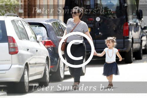 Amsterdam 22 juli 2017
Caro Emerald zwanger wandelend met haar dochter