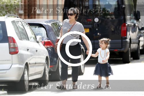 Amsterdam 22 juli 2017
Caro Emerald zwanger wandelend met haar dochter