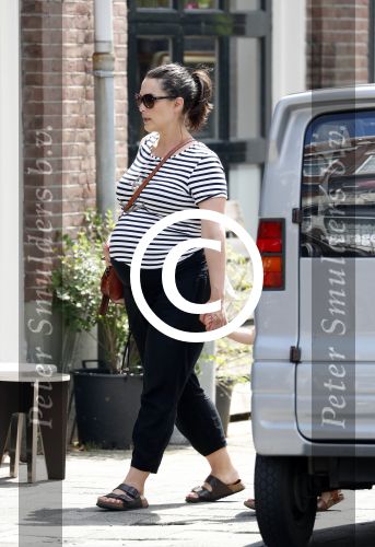 Amsterdam 22 juli 2017
Caro Emerald zwanger wandelend met haar dochter