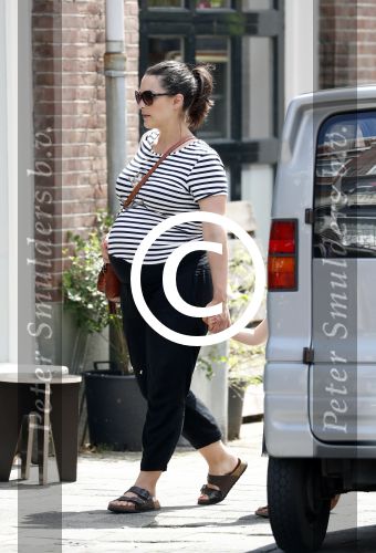 Amsterdam 22 juli 2017
Caro Emerald zwanger wandelend met haar dochter