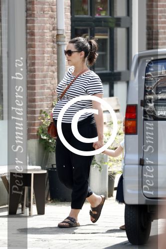 Amsterdam 22 juli 2017
Caro Emerald zwanger wandelend met haar dochter