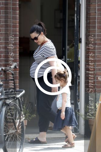 Amsterdam 22 juli 2017
Caro Emerald zwanger wandelend met haar dochter