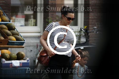 Amsterdam 22 juli 2017
Caro Emerald zwanger wandelend met haar dochter