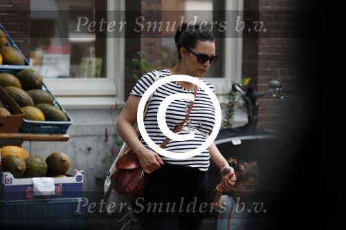 Amsterdam 22 juli 2017
Caro Emerald zwanger wandelend met haar dochter