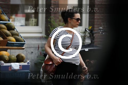 Amsterdam 22 juli 2017
Caro Emerald zwanger wandelend met haar dochter