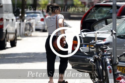 Amsterdam 22 juli 2017
Caro Emerald zwanger wandelend met haar dochter