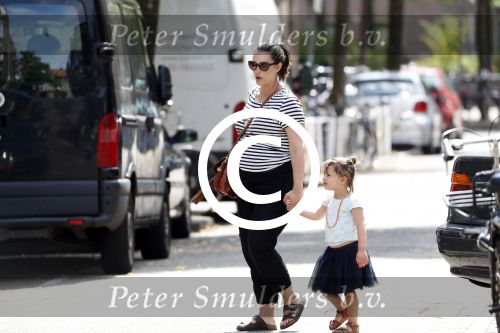 Amsterdam 22 juli 2017
Caro Emerald zwanger wandelend met haar dochter
