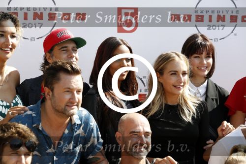 Eiland van Maurik 4 september 2017
Groepsfoto met Nicolette Kluijver en Dennis Weening met Marieke Elsinga, Anouk Hoogendijk, Roeland Fernhout, Niels Gomperts, Carolina Dijkhuizen, Henk Poort, Joelle Witschge, Richard Witschge, Shelly Sterk, Soundos El Ahmadi, Danny Froger, Kaj Gorgels, Nicole Buch en Brace. tijdens de persviewing van Expeditie Robinson 2017 op het Eiland van Maurik