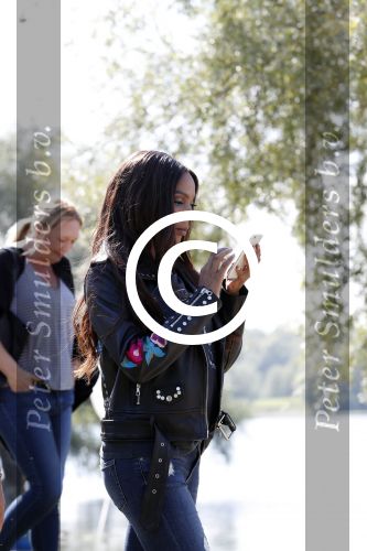 Eiland van Maurik 4 september 2017
Groepsfoto met Nicolette Kluijver en Dennis Weening met Marieke Elsinga, Anouk Hoogendijk, Roeland Fernhout, Niels Gomperts, Carolina Dijkhuizen, Henk Poort, Joelle Witschge, Richard Witschge, Shelly Sterk, Soundos El Ahmadi, Danny Froger, Kaj Gorgels, Nicole Buch en Brace. tijdens de persviewing van Expeditie Robinson 2017 op het Eiland van Maurik
