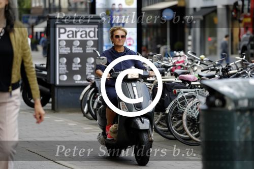Amsterdam 1 september 2017 
Jan en Monique des Bouvrie met hun kinderen Bo en Jan jr op de pc hooftstraat.
Caroline Tensen en de weduwe van Joop Braakhekke Wim staan te kletsen.