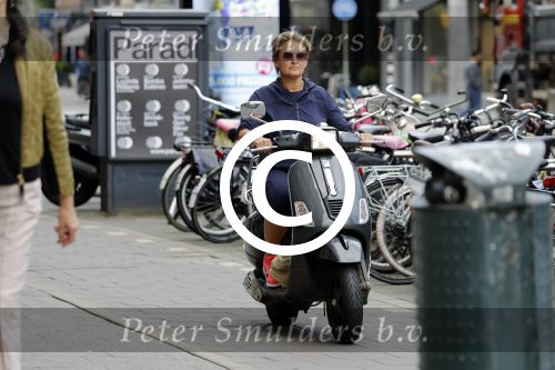 Amsterdam 1 september 2017 
Jan en Monique des Bouvrie met hun kinderen Bo en Jan jr op de pc hooftstraat.
Caroline Tensen en de weduwe van Joop Braakhekke Wim staan te kletsen.