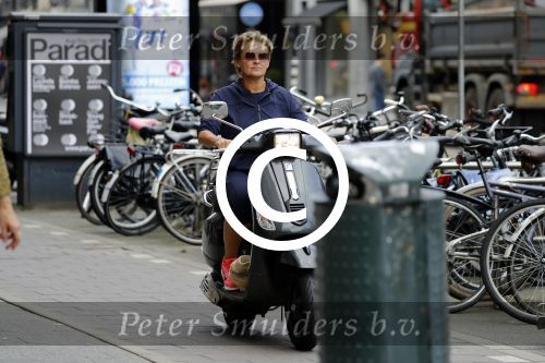 Amsterdam 1 september 2017 
Jan en Monique des Bouvrie met hun kinderen Bo en Jan jr op de pc hooftstraat.
Caroline Tensen en de weduwe van Joop Braakhekke Wim staan te kletsen.