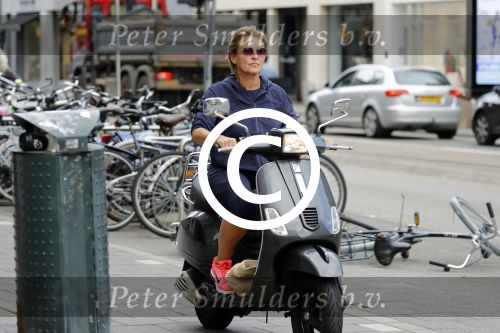 Amsterdam 1 september 2017 
Jan en Monique des Bouvrie met hun kinderen Bo en Jan jr op de pc hooftstraat.
Caroline Tensen en de weduwe van Joop Braakhekke Wim staan te kletsen.