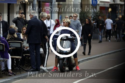 Amsterdam 1 september 2017 
Jan en Monique des Bouvrie met hun kinderen Bo en Jan jr op de pc hooftstraat.
Caroline Tensen en de weduwe van Joop Braakhekke Wim staan te kletsen.