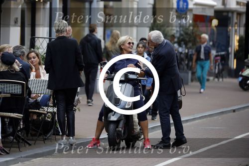 Amsterdam 1 september 2017 
Jan en Monique des Bouvrie met hun kinderen Bo en Jan jr op de pc hooftstraat.
Caroline Tensen en de weduwe van Joop Braakhekke Wim staan te kletsen.