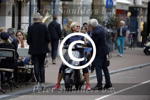 Amsterdam 1 september 2017 
Jan en Monique des Bouvrie met hun kinderen Bo en Jan jr op de pc hooftstraat.
Caroline Tensen en de weduwe van Joop Braakhekke Wim staan te kletsen.