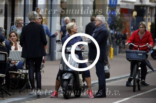 Amsterdam 1 september 2017 
Jan en Monique des Bouvrie met hun kinderen Bo en Jan jr op de pc hooftstraat.
Caroline Tensen en de weduwe van Joop Braakhekke Wim staan te kletsen.