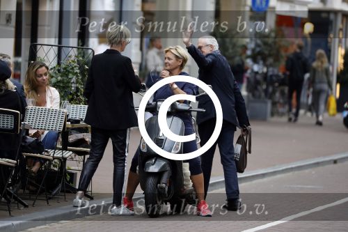 Amsterdam 1 september 2017 
Jan en Monique des Bouvrie met hun kinderen Bo en Jan jr op de pc hooftstraat.
Caroline Tensen en de weduwe van Joop Braakhekke Wim staan te kletsen.