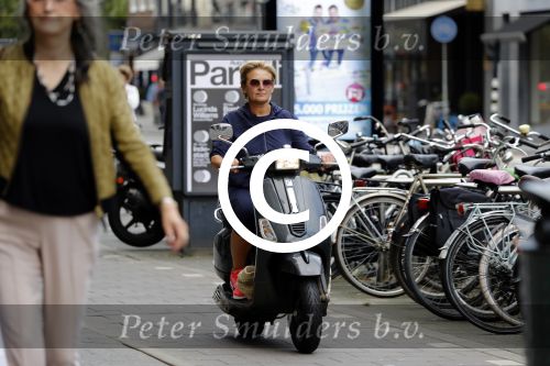 Amsterdam 1 september 2017 
Jan en Monique des Bouvrie met hun kinderen Bo en Jan jr op de pc hooftstraat.
Caroline Tensen en de weduwe van Joop Braakhekke Wim staan te kletsen.