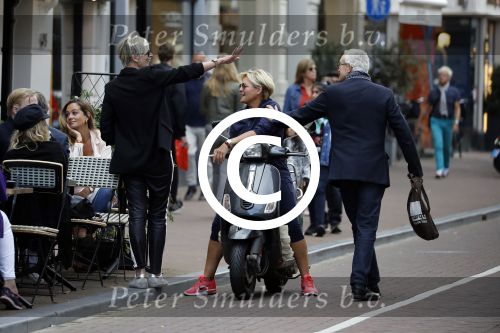 Amsterdam 1 september 2017 
Jan en Monique des Bouvrie met hun kinderen Bo en Jan jr op de pc hooftstraat.
Caroline Tensen en de weduwe van Joop Braakhekke Wim staan te kletsen.