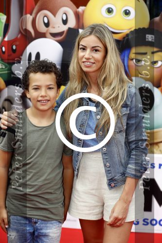 Amsterdam 2 augustus 2017  
Premiere emoji de film in pathe arena. Christie Bokma met zoon