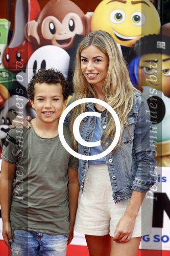 Amsterdam 2 augustus 2017  
Premiere emoji de film in pathe arena. Christie Bokma met zoon