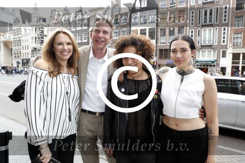 Amsterdam 11 juni 2017
Opening expositie Andy Warhol in Beurs v Berlage. Het is een initiatief van Lex Harding.
Adam Curry met zijn vriendin Tina Snider en Christina Curry met vriendin Shenta Ignacio