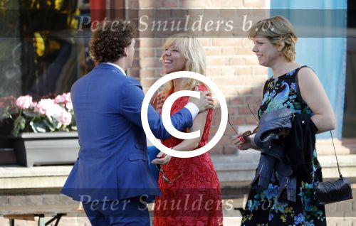 Leiden 2 juli 2017 
Jochem Myjer en zijn vriendin Marloes Novan vieren de 40e verjaardag van Jochem met familie en vrienden. Claudia de Breij met partner Jessica van Geel