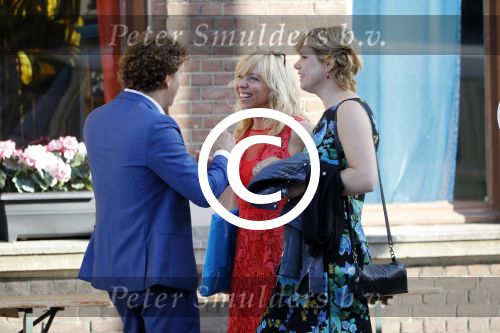 Leiden 2 juli 2017 
Jochem Myjer en zijn vriendin Marloes Novan vieren de 40e verjaardag van Jochem met familie en vrienden. Claudia de Breij met partner Jessica van Geel