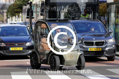 Amsterdam 20 september 2017
Connie Witteman in haar biro wagentje in amsterdam,