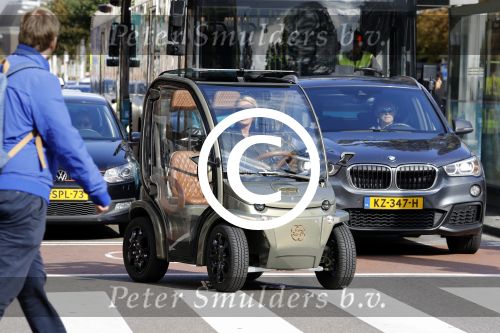 Amsterdam 20 september 2017
Connie Witteman in haar biro wagentje in amsterdam,