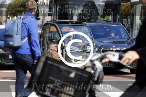 Amsterdam 20 september 2017
Connie Witteman in haar biro wagentje in amsterdam,