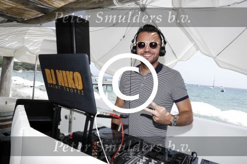 Saint Tropez 3 augustus 2017
Jan des Bouvrie viert zijn 75e verjaardag met familie en vrienden bij Tropezina. DJ Niko