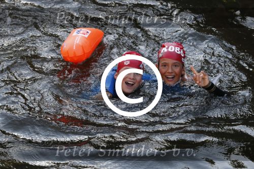 Amsterdam 3 september 2017  
ALS Cityswim in de amsterdamse grachten. Johnny de Mol jr en Rick Brandsteder zemmen met Ralph en Carlijn de Vies en hun kinderen  zoon Daniel en  hun dochter