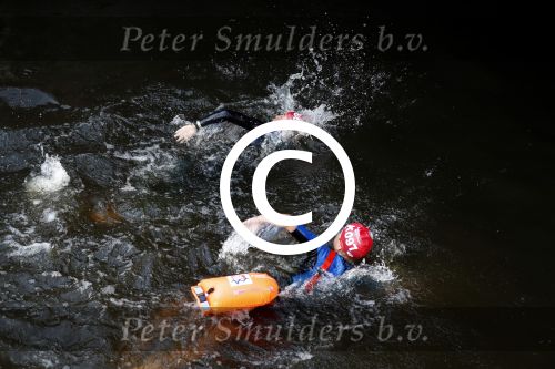 Amsterdam 3 september 2017  
ALS Cityswim in de amsterdamse grachten. Johnny de Mol jr en Rick Brandsteder zemmen met Ralph en Carlijn de Vies en hun kinderen  zoon Daniel en  hun dochter