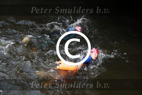 Amsterdam 3 september 2017  
ALS Cityswim in de amsterdamse grachten. Johnny de Mol jr en Rick Brandsteder zemmen met Ralph en Carlijn de Vies en hun kinderen  zoon Daniel en  hun dochter