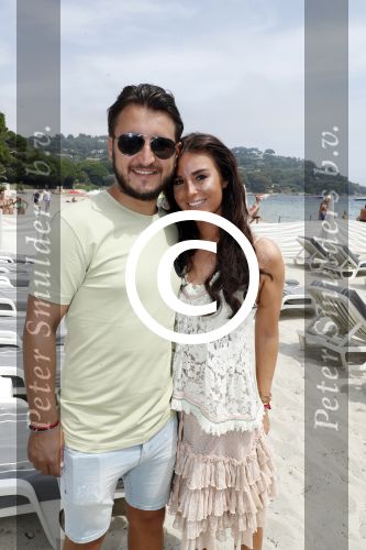 Saint Tropez 3 augustus 2017
Jan des Bouvrie viert zijn 75e verjaardag met familie en vrienden bij Tropezina. rene en Natasja Froger met zoon Danny en zijn vriendin
