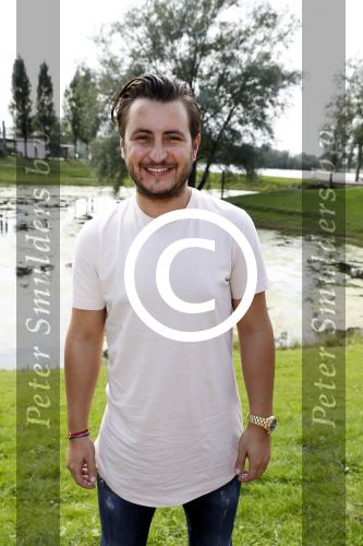 Eiland van Maurik 4 september 2017
Groepsfoto met Nicolette Kluijver en Dennis Weening met Marieke Elsinga, Anouk Hoogendijk, Roeland Fernhout, Niels Gomperts, Carolina Dijkhuizen, Henk Poort, Joelle Witschge, Richard Witschge, Shelly Sterk, Soundos El Ahmadi, Danny Froger, Kaj Gorgels, Nicole Buch en Brace. tijdens de persviewing van Expeditie Robinson 2017 op het Eiland van Maurik