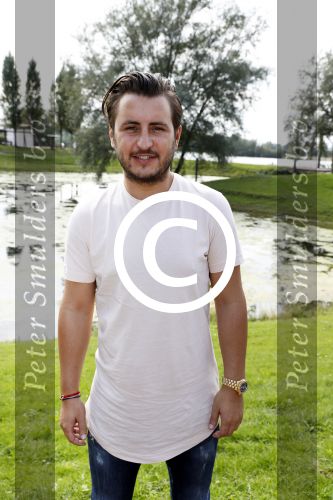 Eiland van Maurik 4 september 2017
Groepsfoto met Nicolette Kluijver en Dennis Weening met Marieke Elsinga, Anouk Hoogendijk, Roeland Fernhout, Niels Gomperts, Carolina Dijkhuizen, Henk Poort, Joelle Witschge, Richard Witschge, Shelly Sterk, Soundos El Ahmadi, Danny Froger, Kaj Gorgels, Nicole Buch en Brace. tijdens de persviewing van Expeditie Robinson 2017 op het Eiland van Maurik