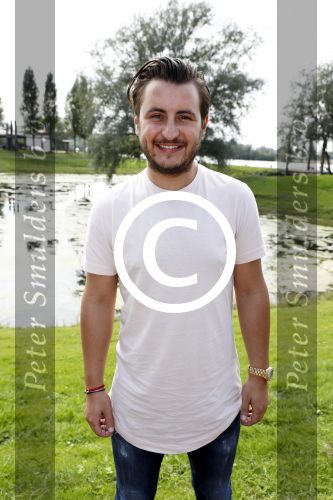 Eiland van Maurik 4 september 2017
Groepsfoto met Nicolette Kluijver en Dennis Weening met Marieke Elsinga, Anouk Hoogendijk, Roeland Fernhout, Niels Gomperts, Carolina Dijkhuizen, Henk Poort, Joelle Witschge, Richard Witschge, Shelly Sterk, Soundos El Ahmadi, Danny Froger, Kaj Gorgels, Nicole Buch en Brace. tijdens de persviewing van Expeditie Robinson 2017 op het Eiland van Maurik