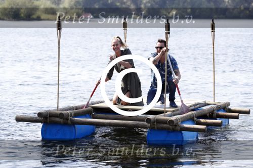 Eiland van Maurik 4 september 2017
Groepsfoto met Nicolette Kluijver en Dennis Weening met Marieke Elsinga, Anouk Hoogendijk, Roeland Fernhout, Niels Gomperts, Carolina Dijkhuizen, Henk Poort, Joelle Witschge, Richard Witschge, Shelly Sterk, Soundos El Ahmadi, Danny Froger, Kaj Gorgels, Nicole Buch en Brace. tijdens de persviewing van Expeditie Robinson 2017 op het Eiland van Maurik