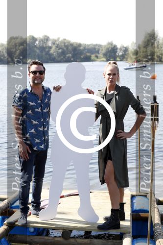 Eiland van Maurik 4 september 2017
Groepsfoto met Nicolette Kluijver en Dennis Weening met Marieke Elsinga, Anouk Hoogendijk, Roeland Fernhout, Niels Gomperts, Carolina Dijkhuizen, Henk Poort, Joelle Witschge, Richard Witschge, Shelly Sterk, Soundos El Ahmadi, Danny Froger, Kaj Gorgels, Nicole Buch en Brace. tijdens de persviewing van Expeditie Robinson 2017 op het Eiland van Maurik