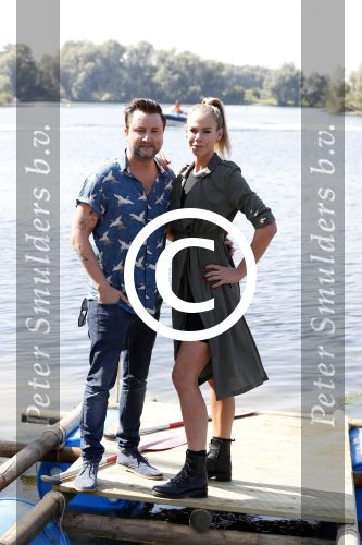 Eiland van Maurik 4 september 2017
Groepsfoto met Nicolette Kluijver en Dennis Weening met Marieke Elsinga, Anouk Hoogendijk, Roeland Fernhout, Niels Gomperts, Carolina Dijkhuizen, Henk Poort, Joelle Witschge, Richard Witschge, Shelly Sterk, Soundos El Ahmadi, Danny Froger, Kaj Gorgels, Nicole Buch en Brace. tijdens de persviewing van Expeditie Robinson 2017 op het Eiland van Maurik