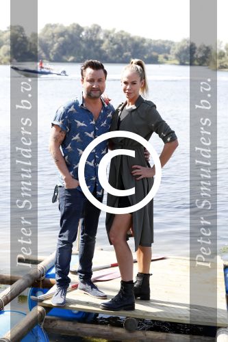 Eiland van Maurik 4 september 2017
Groepsfoto met Nicolette Kluijver en Dennis Weening met Marieke Elsinga, Anouk Hoogendijk, Roeland Fernhout, Niels Gomperts, Carolina Dijkhuizen, Henk Poort, Joelle Witschge, Richard Witschge, Shelly Sterk, Soundos El Ahmadi, Danny Froger, Kaj Gorgels, Nicole Buch en Brace. tijdens de persviewing van Expeditie Robinson 2017 op het Eiland van Maurik