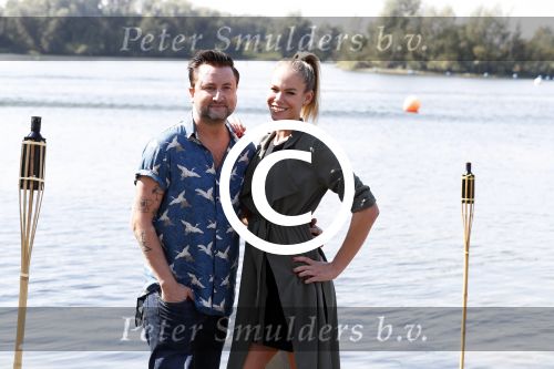 Eiland van Maurik 4 september 2017
Groepsfoto met Nicolette Kluijver en Dennis Weening met Marieke Elsinga, Anouk Hoogendijk, Roeland Fernhout, Niels Gomperts, Carolina Dijkhuizen, Henk Poort, Joelle Witschge, Richard Witschge, Shelly Sterk, Soundos El Ahmadi, Danny Froger, Kaj Gorgels, Nicole Buch en Brace. tijdens de persviewing van Expeditie Robinson 2017 op het Eiland van Maurik