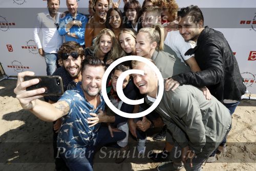 Eiland van Maurik 4 september 2017
Groepsfoto met Nicolette Kluijver en Dennis Weening met Marieke Elsinga, Anouk Hoogendijk, Roeland Fernhout, Niels Gomperts, Carolina Dijkhuizen, Henk Poort, Joelle Witschge, Richard Witschge, Shelly Sterk, Soundos El Ahmadi, Danny Froger, Kaj Gorgels, Nicole Buch en Brace. tijdens de persviewing van Expeditie Robinson 2017 op het Eiland van Maurik